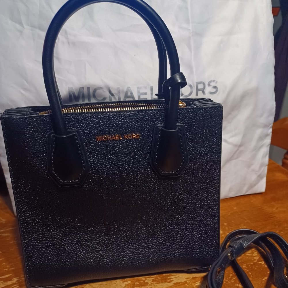 Michael kors bag cross body.